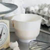 Leivonta|Keittiötarvikkeet^Gastromax Vatkauskulho kannella 1,5 L valkoinen