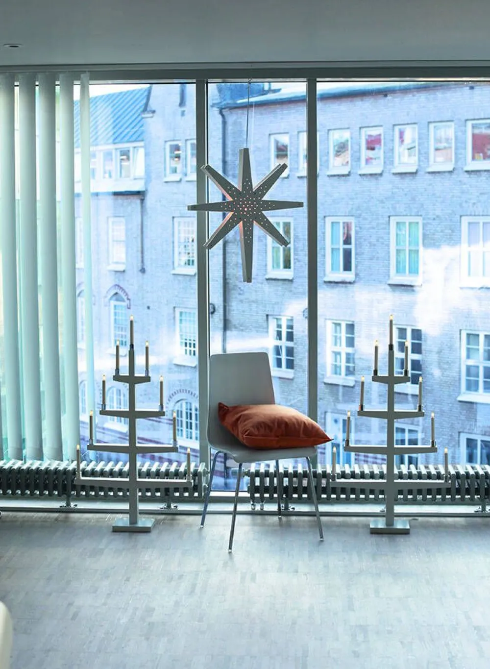 Koriste- Ja Kausivalot^Star Trading 9-haarainen kynttelikkö Tall valkoinen