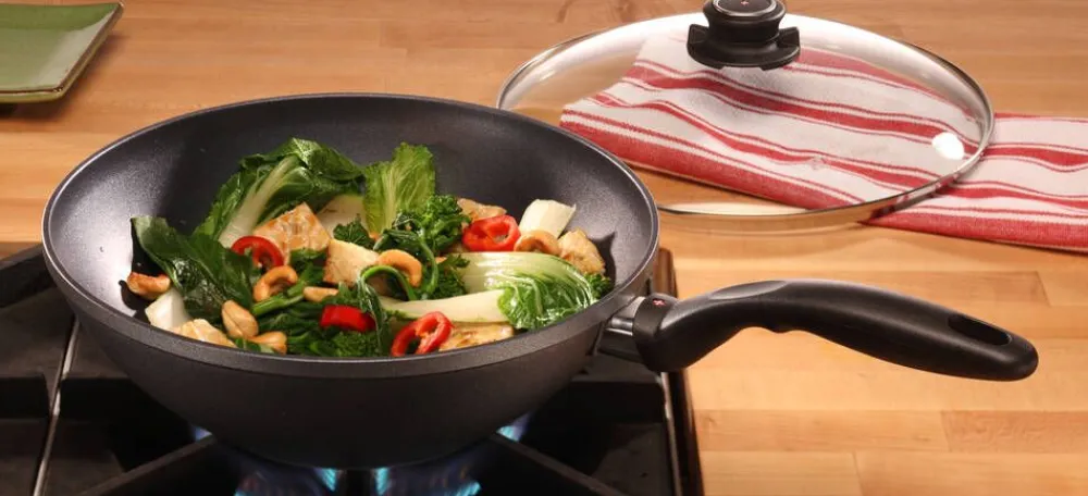 Paistoastiat^Swiss Diamond XD Wok + kansi 28 cm / 3,7 L induktio