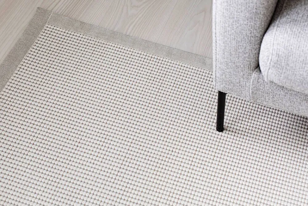Keskilattiamatot^VM-Carpet Lyyra 52 valkoinen 133*200 cm, kantti 1